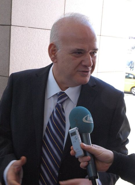 Ahmet Çakar: Ne o Kazım? Durakladın Hayrola?    - Kazım Kanat: Soytarı dedin bana. Daha ne konuşayım.     - Ahmet Çakar: Ben sana soytarı demedim. Böyle konuşmaya devam edersen iş soytarılığa gider dedim.