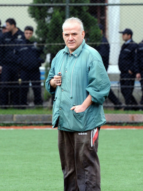 Bu Del Bosque, Ziraat Bankası önünde emekli maaşı için kuyruk bekleyen emekli adamlara benziyor.