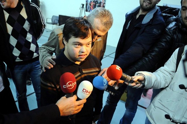 Engelli vatandaşlarla yakından ilgilenen Erdoğan etkinliğin sonunda engelliler ve aileleriyle birlikte hatıra fotoğrafı çektirdi. - DHA