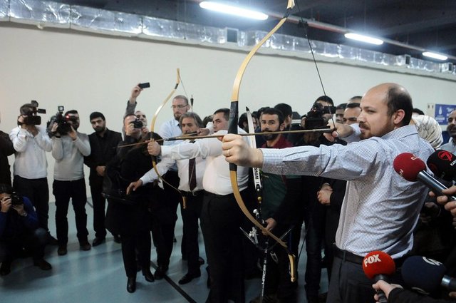 Etkinlikte engelliler, Okçular Tekkesi'nde görevli eğitmenler eşliğinde ok attı. -