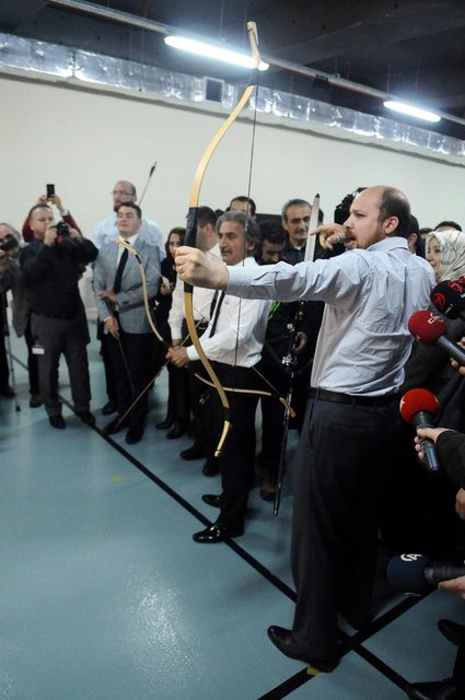 Dünya Engelliler Günü nedeniyle düzenlenen etkinlikte bir konuşma yapan Bilal Erdoğan, organizasyonda emeği geçenlere teşekkür ederek, "Aslında engeller fiziki değildir, kalplerdedir.