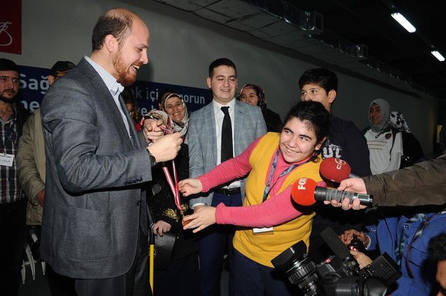 3 Aralık Dünya Engelliler Günü nedeniyle Okçular Tekkesi'nde 'Spor Engel Tanımaz' sloganıyla düzenlenen etkinliğine katılan Cumhurbaşkanı Recep Tayyip Erdoğan'ın oğlu Bilal Erdoğan, engellilerle birlikte ok attı.