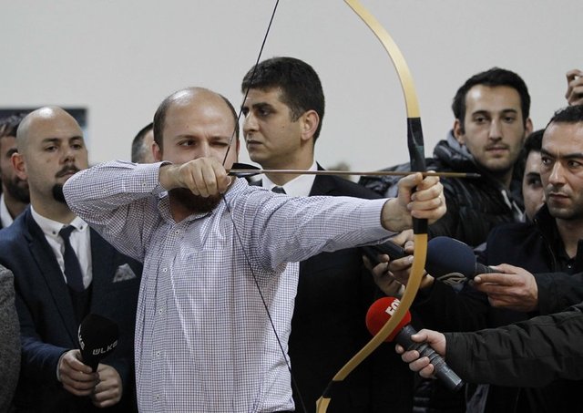 Okçular Vakfı tarafından 3 Aralık Dünya Engelliler Günü nedeniyle Okmeydanı'ndaki Okçular Tekkesi'nde, engellilerin ok attığı özel bir müsabaka gerçekleştirildi.