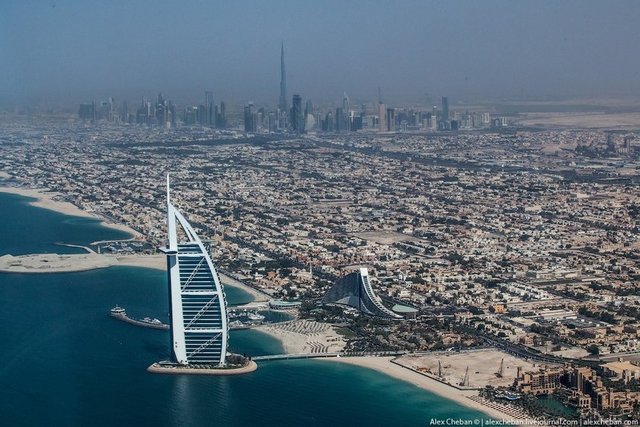 Dubai'nin simgesi sayılan ve "Yelken Otel" diye de adlandırılan Burj Al Arab, 7 yıldızlı bir lüks ve teknoloji harikası.