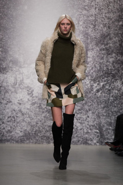 Ancak hızla değişen moda trendleri, moda kurallarını yıkarken diğer taraftan da yeniden yazıyor. Herkesin merak ettiği trendler, moda kurallarını yıkmaya niyetli görünüyor. İşte kış sezonunda yıkmanız gereken moda kuralları: