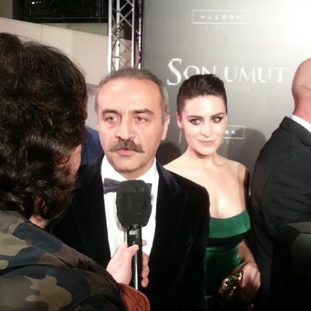 Filmin başrol oyuncularından Yılmaz Erdoğan galaya eşi Belçim Bilgin'le katıldı.