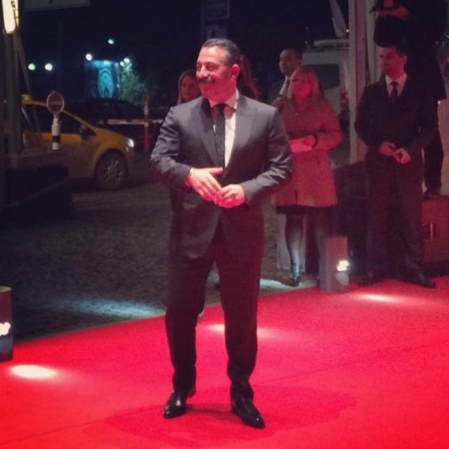 Cem Yılmaz kırmızı halıda böyle görüntülendi.  -