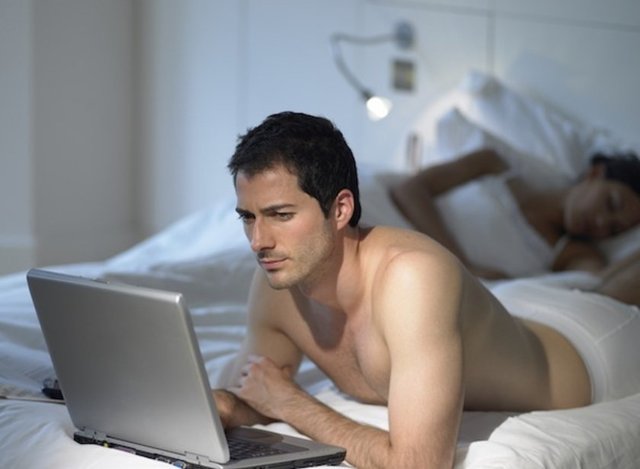 Bu sayede araştırmaya katılan erkeklerin beyinlerinin pornografik materyallere verdiği tepkiler gözlemlendi.