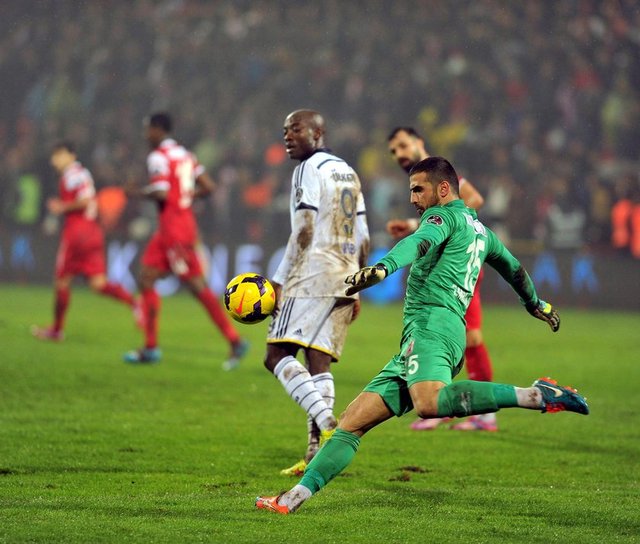 - Balıkesir kalecisi Emrullah şaibelidir. O topta 80 tane yapacağı şey varken içeri tokatladı topu. Fenerbahçe ile bağlantısı araştırılmalı.