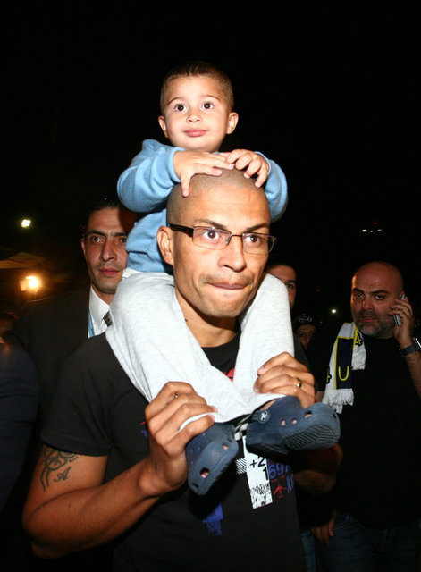 Uzun yıllar ülkesinde ve kısa süre de İtalya'da forma giydikten sonra 2004-2005 sezonunda yolu Fenerbahçe'ye düşerek Türk futboluyla tanışan Brezilyalı oyuncu, sarı-lacivertli formayla kırılması zor rekorlara imza attı.