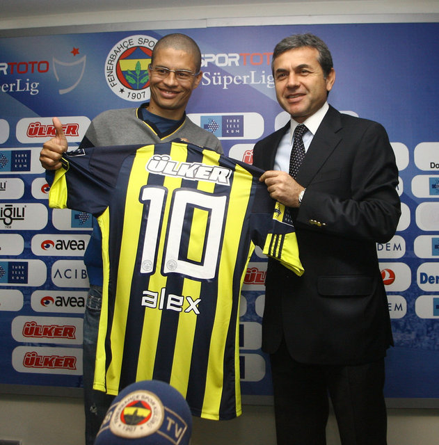 Alex, Fenerbahçe'nin lig tarihinde en çok gol atan ismi Aykut Kocaman'ın 140 gollük rekorunu kıramadan takımdan ayrıldı. -