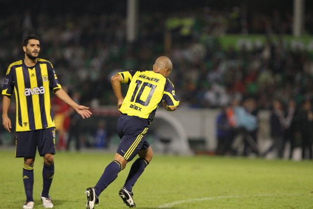 "Hepsiyle muhteşem enerji alişverişlerim oldu. Gol sevinciyle koştuğum, kenara bakıp destek ve güç aradığım, yuhalandığım, küfür yediğim sihirli yerler"  -