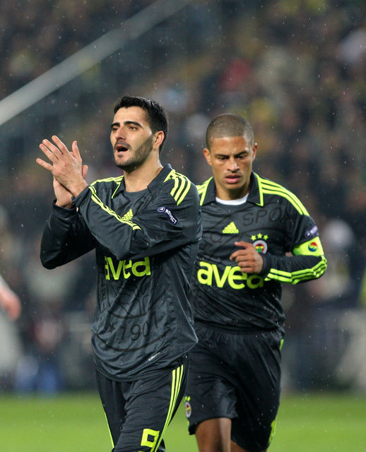 Başarılı performansıyla kulüp tarihine adını altın harflerle yazdıran Alex, 8 yılı aşkın sürede sarı-lacivertli takımda bir çok unvanın da sahibi oldu. -