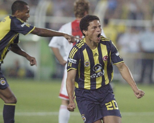 Tecrübeli oyuncu formasını terlettiği takımlarda toplam 1029 maçta, Fenerbahçe'de 185, Coritiba'da 69, Palmeiras'ta 78, Cruzeiro'da 64, Flamengo'da 3, Parma'da 2 ve Brezilya Milli Takımı'nda 20 gol kaydetti.