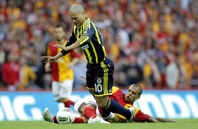 Fenerbahçeli taraftarlar, forma giydiği dönemde Alex de Souza'nın heykelini dikerek, Brezilyalı futbolcuya duydukları sevgiyi gösterdiler.