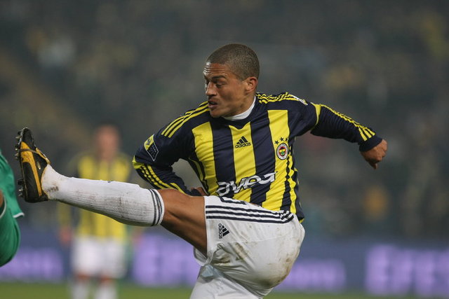 Brezilya'da forma giydiği dönemde Coritiba'da 204, Palmeiras'ta 241, Flamengo'da 12, Cruzeiro'da 121, Parma'da 5, Brezilya Milli Takımı'nda 68 maça çıkan Alex, Fenerbahçe'de ise 378 maçta görev yaptı.