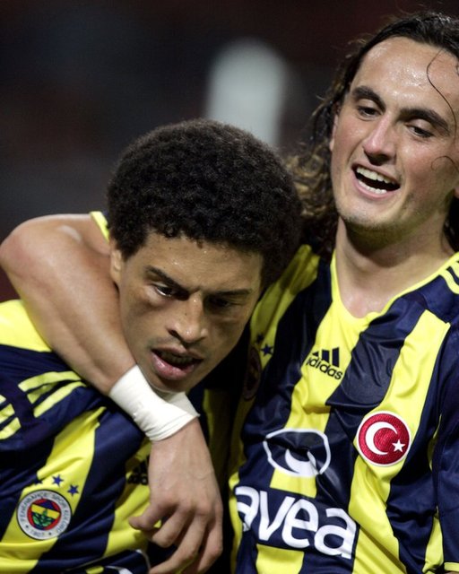 Brezilyalı oyuncu aynı zamanda, Fenerbahçe'de 1993-1994 ile 2001-2002 sezonları arasında 9 sezon forma giyen Uche'den sonra sarı-lacivertli formayı sezon olarak en uzun süre giyen yabancı futbolcu.