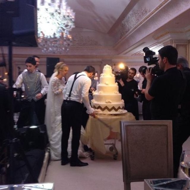 Başlarda çiftin evliliğe karşı çıkan Serkan Uçar'ın babası Nurettin Uçar da düğüne katıldı.