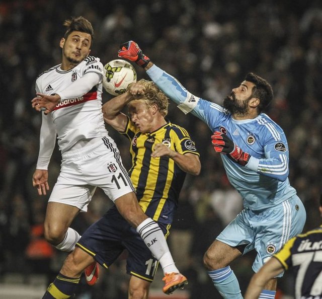 Spor Toto Süper Lig'de Beşiktaş ile Fenerbahçe takımları Atatürk Olimpiyat Stadyumu'nda karşı karşıya geldi. Bir pozisyonda Beşiktaşlı Mustafa Pektemek (solda), rakipleri Dirk Kuyt (ortada) ve Volkan Demirel (sağda) ile mücadele etti. -  - 2.11.2014
