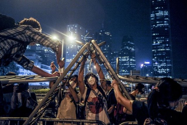 Çin'in, özel yönetim bölgesi Hong Kong'ta demokratik reformlara izin vermemesi üzerine çıkan olaylar sonrası "Occupy Hong Kong" hareketinin kentin merkezinde hükümet binalarının önünde demokrasi yanlısı gösteriler yapıldı. 14.10.2014