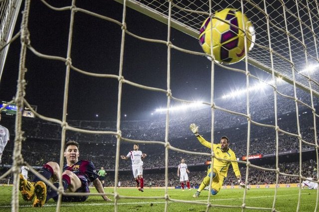 Barcelona oyuncusu Lionel Messi, Barcelona - Sevilla maçında attığı golle, önceden Telmo Zarra'nın elinde bulundurduğu La liga gol kralı ünvanını, 253. golüyle ele geçirdi.  -  - 22.11.2014