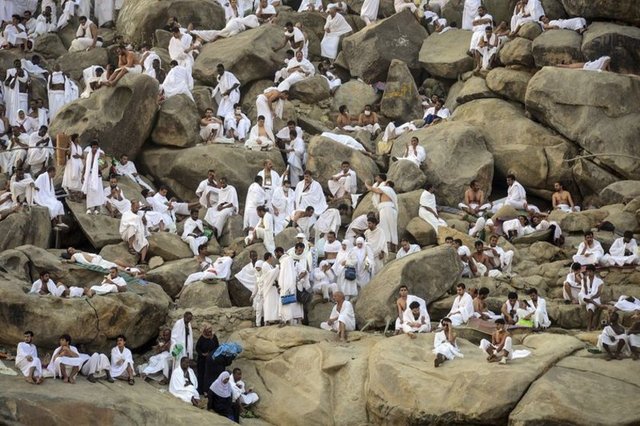 Hac görevi için kutsal topraklarda bulunan milyonlarca hacı adayı, Arafat Vakfesi'nde bir araya geldi. - 3.10.2014
