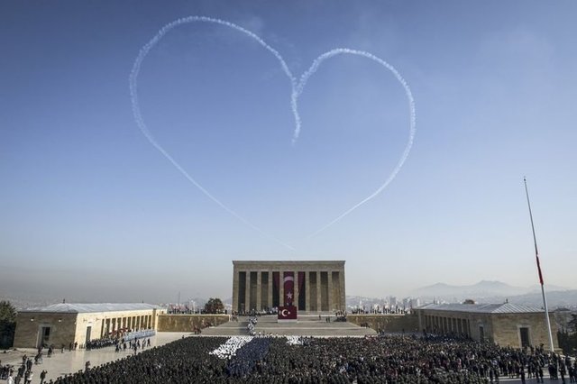10 Kasım Atatürk'ü Anma ve Atatürk Haftası kapsamında Türk Yıldızları, Anıtkabir üzerinde kalp çizdi. -  - 10.11.2014