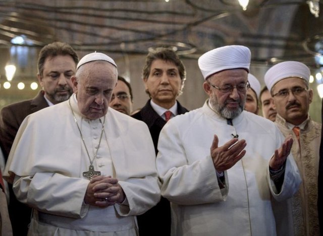 Vatikan Devlet Başkanı ve Katolik dünyasının ruhani lideri Papa Franciscus, İstanbul'da Sultanahmet Camii'ni ziyaret etti. İstanbul Müftüsü Prof. Dr. Rahmi Yaran (sağda) ve Papa Franciscus birlikte dua etti.  -  - 29.11.2014