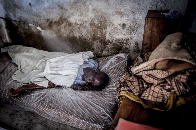 Liberya'nın başkenti Monrovia'daki Westpoint gecekondu bölgesinde Ebola'ya yakalandığından şüphelenen Mambodou Aliyu (35), evinde ölü bulundu. - 15.10.2014