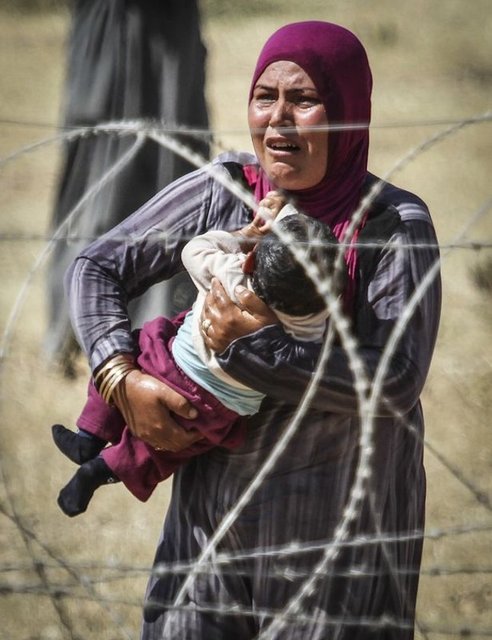 Kobani (Ayn el Arap) bölgesinde IŞİD ile bazı Kürt gruplar arasında çıkan çatışmalar nedeniyle evlerini terk etmek zorunda kalan Suriyeli aileler, Şanlıurfa'nın Suruç ilçesinden Türkiye'ye giriş yaptı. 19.9.2014