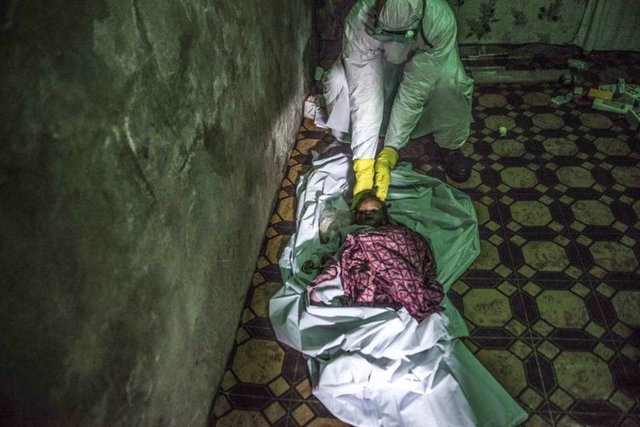 Liberya'daki Westpoint gecekondu bölgesinde Ebola'ya yakalandığından şüphelenilen Asatu Kamba isimli 10 aylık bebek, ölü olarak bulundu. Kızılhaç ekiplerince bebeğin cansız bedeni, görevliler tarafından ceset torbasına yerleştirildi. -  - 15.10.2014