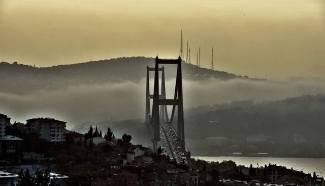 İstanbul'da şehrin simgelerinden Boğaziçi Köprüsü ile birleşen sis, güzel manzaralar oluşturdu. -  - 10.11.2014