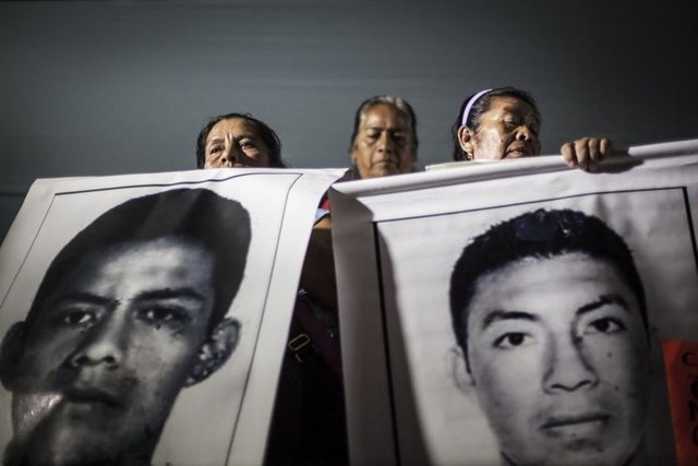 Guerrero eyaletinde eylül ayı sonunda 43 öğrencinin kaçırılması ve hala bulunamaması, Meksika'nın başkenti Meksiko'da protesto edildi. Protesto yürüyüşüne kaybolan öğrencilerin aileleri de katıldı.  -  - 6.11.2014