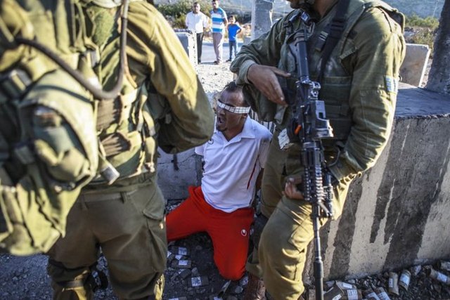 Batı Şeria'nın Ramallah kentindeki Selvad köyünde Yahudi yerleşim birimleri ve ayrım duvarını protesto eden Filistinliler'e müdahale eden İsrail askerleri, 1 kişiyi gözaltına aldı. - 12.9.2014