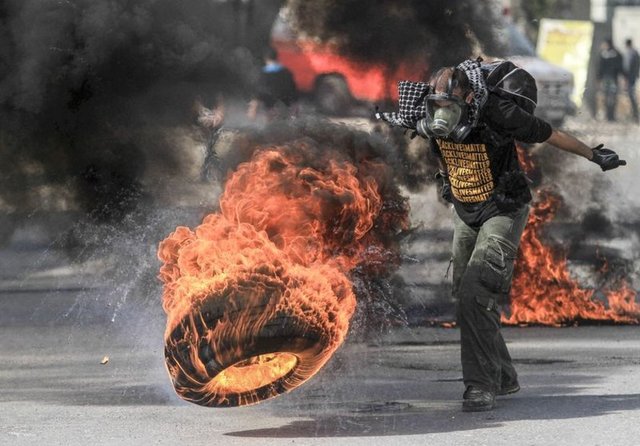 Mescid-i Aksa'ya yönelik ihlalleri protesto etmek amacıyla Ramallah ile Kudüs arasındaki Kalendiya askeri kontrol noktasına doğru yürüyüşe geçen Filistinli gençlere, İsrail askerleri müdahale etti. Göstericiler, lastik yakarak karşılık verdi. - 14.11.2014