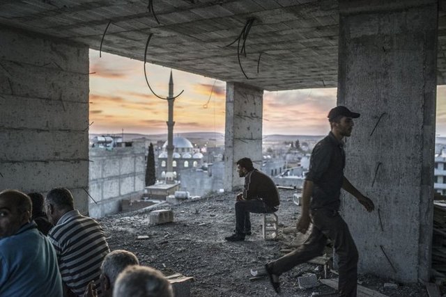 Suriye'nin Halep kentine bağlı Kobani'de terör örgütü IŞİD ile bazı Kürt gruplar arasında çıkan çatışmalardan kaçan Kürtler, Şanlıurfa'nın Suruç ilçesinden Türkiye'ye giriş yaptı. Suriyeli Kürtler, boş inşaatlarda hayata tutunmaya çalıştı. - 9.10.2014
