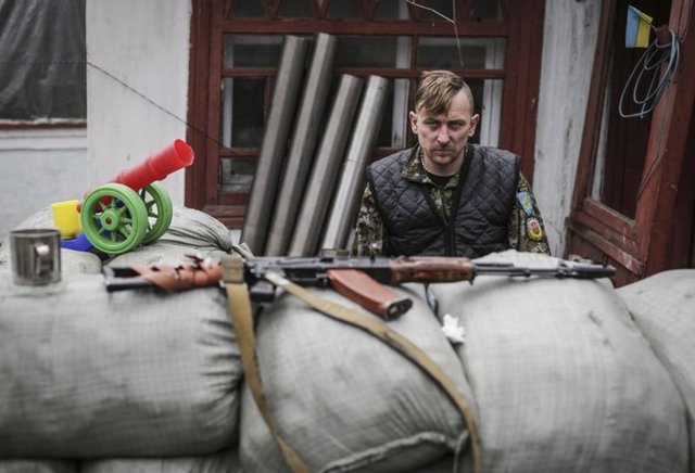 Ukrayna'da doğudaki en yoğun silahlı çatışmaların devam ettiği Donetsk havaalanı yakınında bulunan Peski kasabasında evlerini terk edemeyen vatandaşlar, olası top saldırılarına karşı can güvenliği endişesinden dolayı bodrumlarda geceliyor.  -  - 19.11.2014