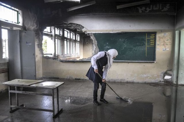 Gazze'de kış yağmurlarıyla birlikte Şucaiyye Mahallesindeki Celal Ebu Keriş okulu olumsuz etkilendi. Yağmurlar nedeniyle sınıflarda su birikintileri oluşması üzerine öğrenciler ders yapabilmek için suyu boşaltmaya çalıştı. -  - 3.11.2014