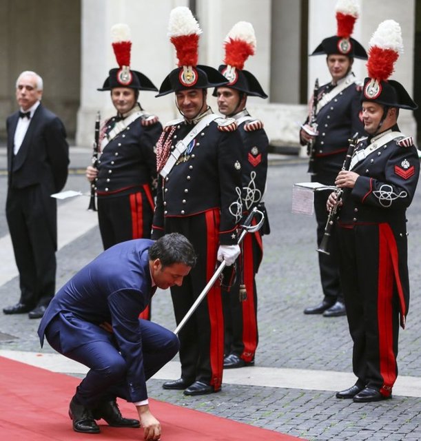 İtalya Başbakanı Matteo Renzi, Çin Başbakanı Li Kıçiang'ı Başbakanlık Sarayı'nda karşılaması öncesinde tören kıtasıyla sohbet ederken kırmızı halı üzerinde gördüğü iplik parçasını yerden aldı. 14.10.2014