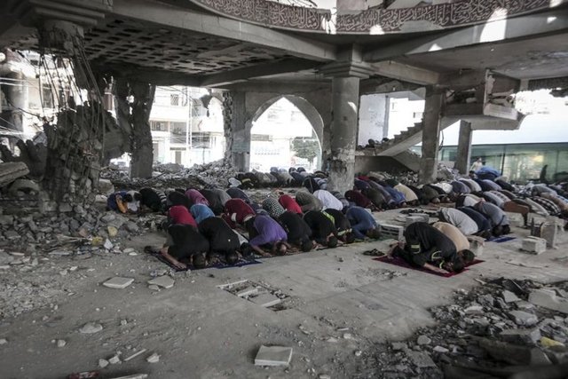 Gazze'deki Filistinliler, İsrail'in saldırıları sonucu harabeye dönen El Susi Camisi'nde Cuma namazını kıldı.  -  - 14.11.2014