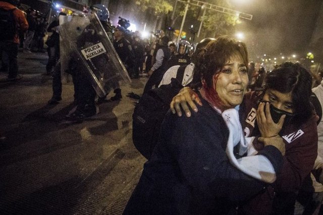 Meksika Devlet Başkanı Enrique Pena Nieto'nun göreve gelişinin 2. yılı ile Eylül ayında kaybolan ve kendilerinden haber alınamayan 43 öğrencinin bulunamaması nedeniyle, Mexico City'de protesto gösterisi düzenlendi.  -  - 1.12.2014