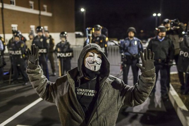 ABD'de ağustos ayında büyük protestolara sahne olan Ferguson'da, siyahi genç Michael Brown'ın öldürülmesiyle ilgili soruşturma jürisinin kararı öncesi gösteriler devam etti.  -  - 20.11.2014