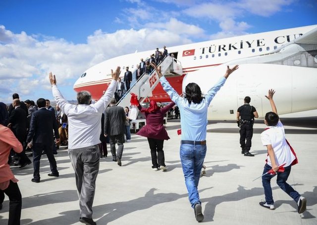 Başbakan Ahmet Davutoğlu, Irak'ta serbest bırakılan rehineleri, özel uçak "TUR" ile Şanlıurfa GAP Havaalanından Ankara'ya getirdi. Rehine yakınları sevinçle uçağa doğru koştu. - 20.9.2014