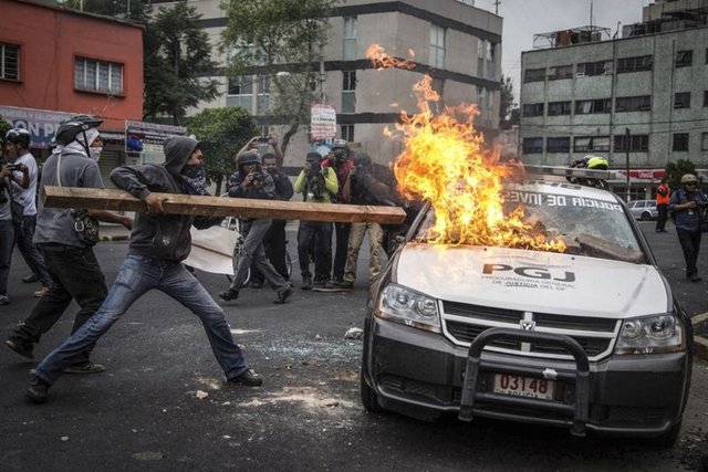 Meksika'nın Guerrero eyaletinde Eylül ayı sonunda 43 öğrencinin kaçırılması ve bulunamaması, Mexico City kentinde protesto edildi. -  - 20.11.2014