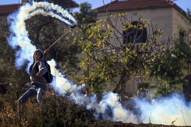 İsrail'in Mescid-i Aksa'ya yönelik ihlallerini protesto etmek amacıyla yürüyüş düzenlemek isteyen Filistinli gençlere, İsrail güvenlik güçleri gaz ve plastik mermilerle müdahale etti. Gençlerin müdahaleye taş atarak karşılık verdi. -  - 6.11.2014