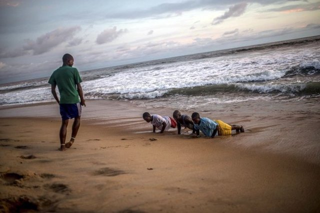 Ebola salgını ile Dünya gündemini sarsan Liberya'nın başkenti Monrovia'da hayat normal akışında devam ediyor. "Golden Beach" sahilinde toplanan bir grup futbol meraklısı genç, günbatımının tadını antrenman yaparak çıkarttı. -  - 20.10.2014