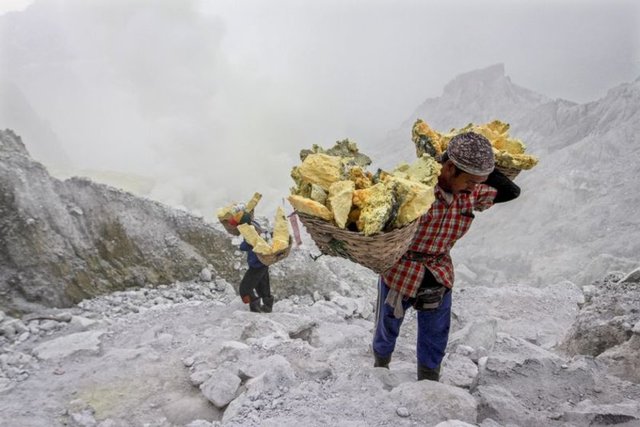 Endonezya'nın Java adasındaki aktif olan Kawah Ijen Volkanı'nın eteklerindeki sülfür madeninde işçiler, günde 6-7 dolara çalışıyor.  -  - 4.10.2014