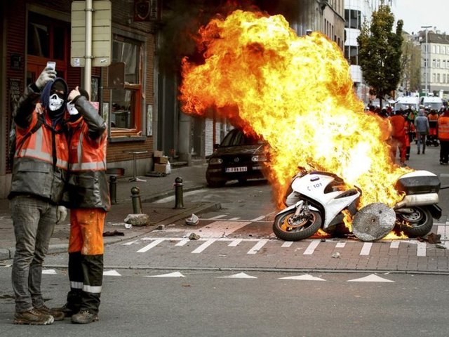 Belçika'nın başkenti Brüksel'de binlerce kişi hükümetin kemer sıkma politikalarını protesto etti. Göstericiler bir polis motorsikletini yakarak önünde özçekim yaptı.  -  - 6.11.2014