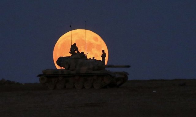 IŞİD terör örgütü ile bazı Kürt gruplar arasındaki çatışmalar Kobani kent merkezinde yoğunlaştı. Çatışma sesleri Şanlıurfa'nın Suruç ilçesindeki sınır hattından duyulurken, TSK sınıra hakim tepelere tank ve zırhlı araç yerleştirdi. - 8.10.2014