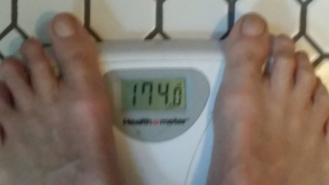 Her gün 10 kutu kola içtiği bir aylık sürecin sonunda tam (190 pounds) 86 kiloydu ve vücut yağ oranı %60 oranında artmıştı.